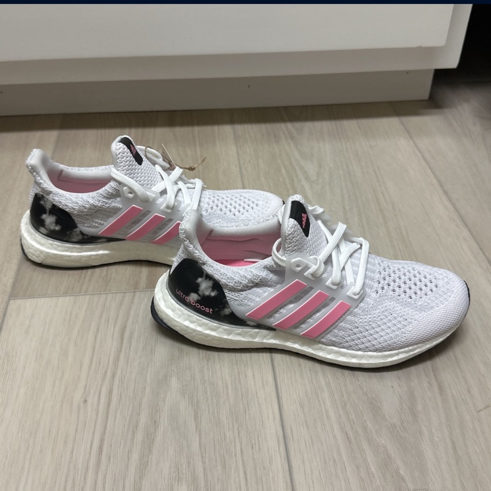 Adidas Ultraboost 5.0 DNA Shoes Women’s white with pink, Size 6
